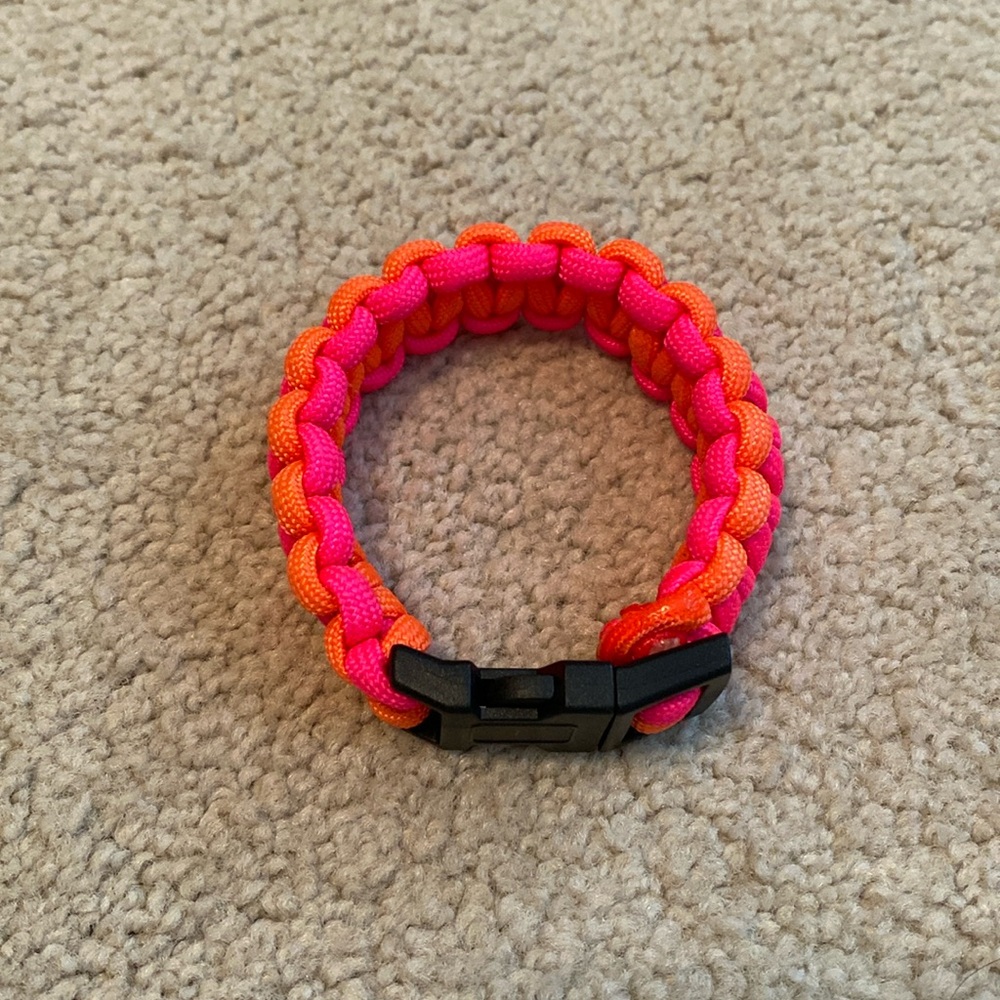 Bracelet. Survival string bracelet with a buckle.